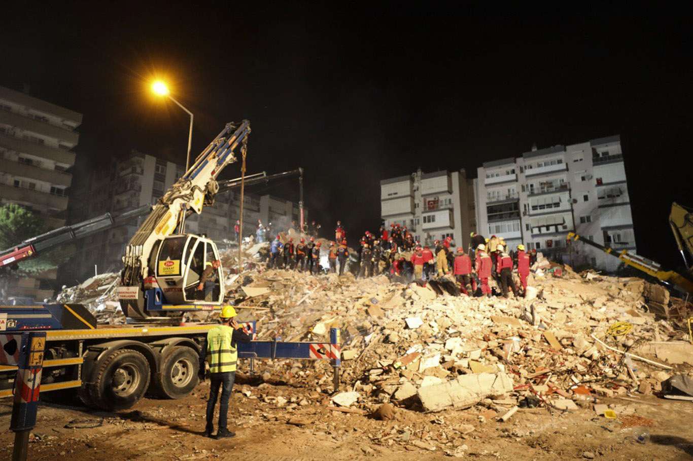 İzmir'deki depremde ölü sayısı 92 oldu İzmir'deki depremde ölü sayısı 92 oldu